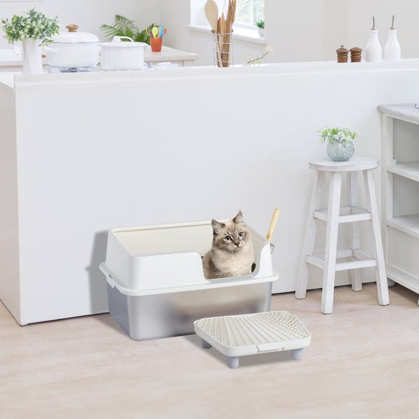 Cat litter box with secure buckle