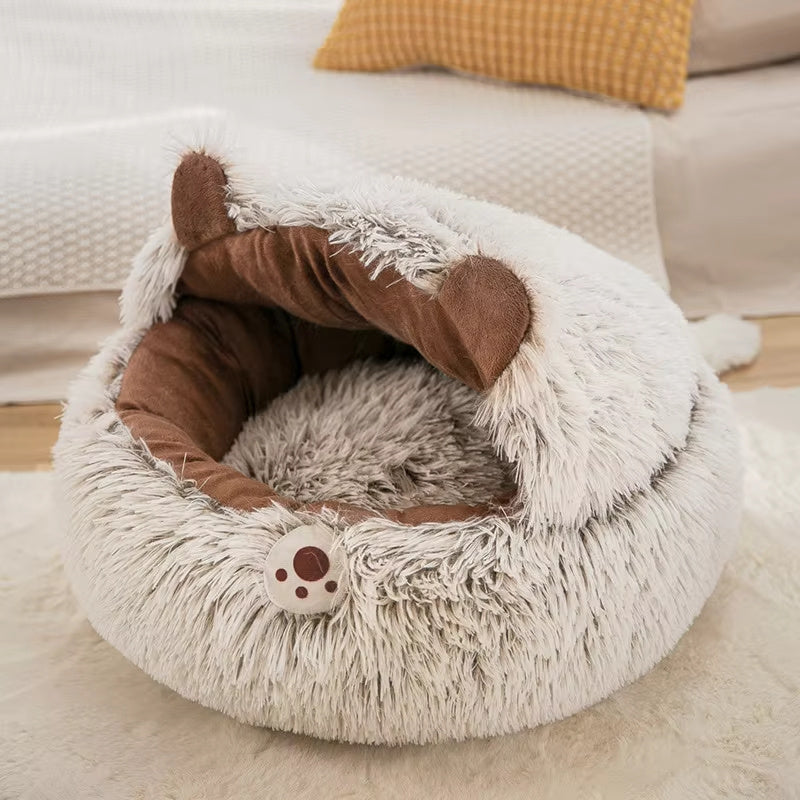 Comfortable cat kennel for winter