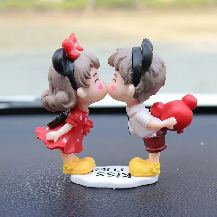 Kawaii couples figurine with balloon