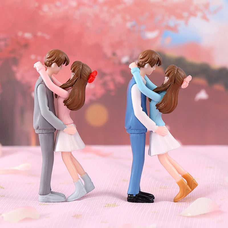 Mini romantic couple figurines