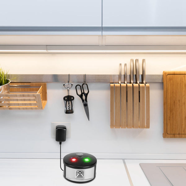 Plug-in electronic pest deterrent for walls