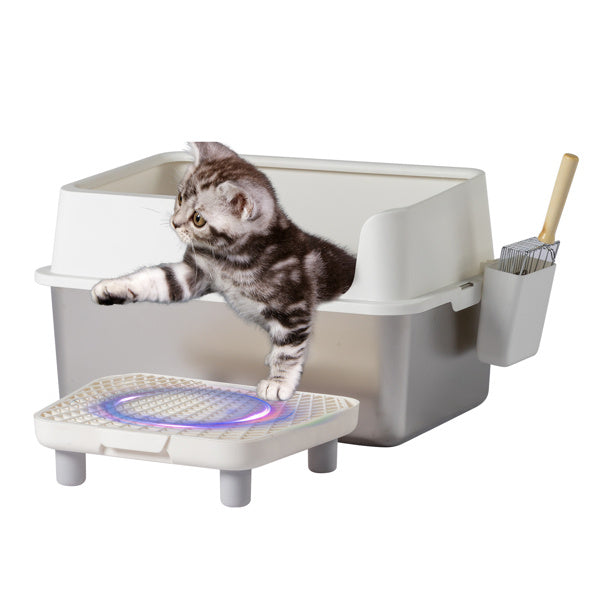 White litter box with foot pad